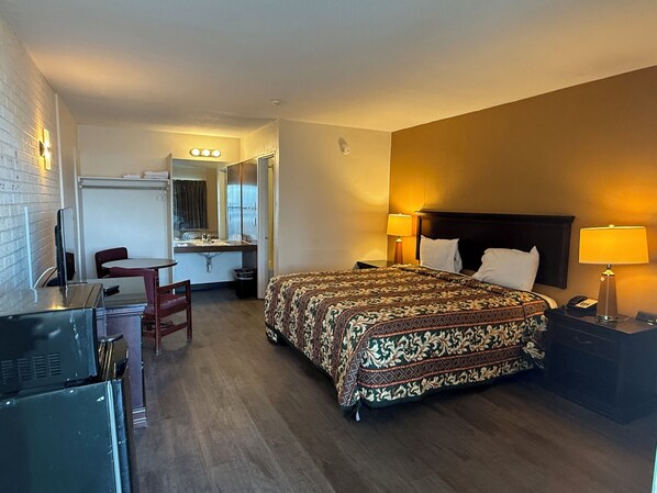 Habitación, 1 cama King size, para fumadores, vista a la ciudad | Wifi gratis 