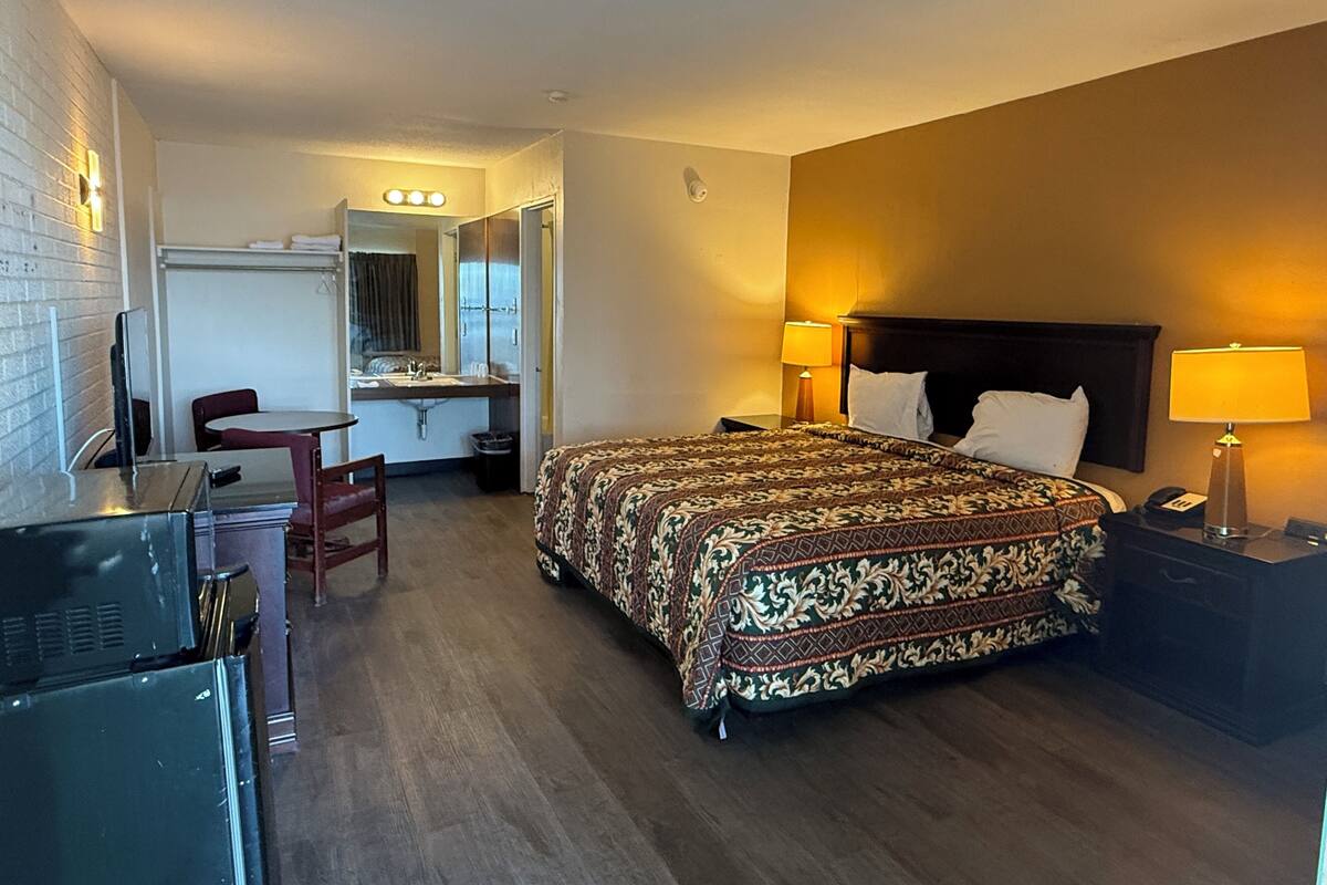 Room, 1 King Bed, Smoking, City View | WiFi (free)