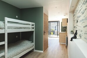 Cuna de viaje, wifi gratis y ropa de cama