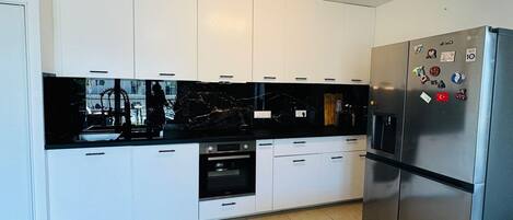 Micro-ondes, four, plaque de cuisson, lave-vaisselle
