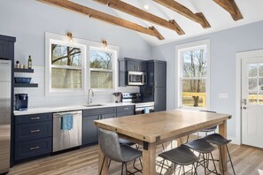 Een koelkast, een microgolfoven, een oven, een kookplaat