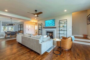 Télévision, cheminée, espaces bureaux