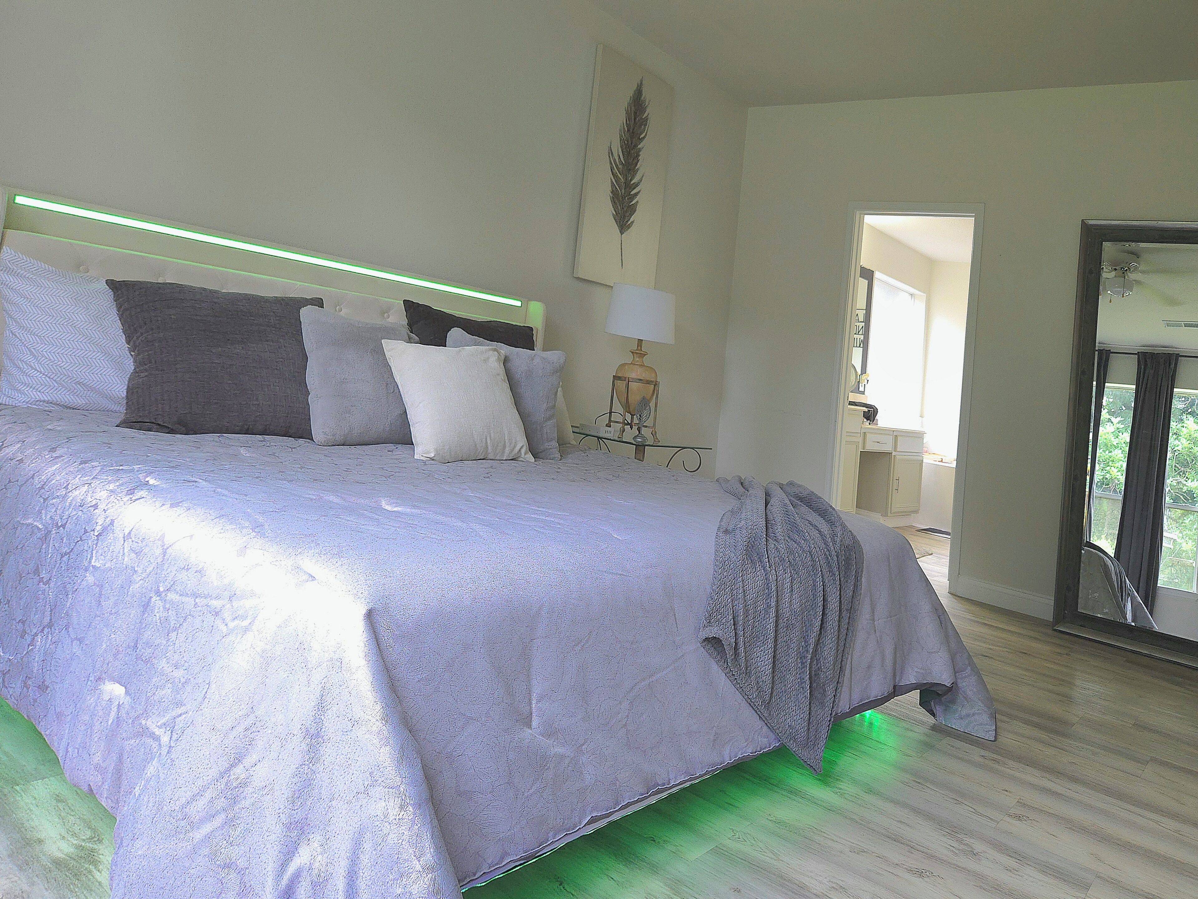 4 bedrooms, desk, WiFi, bed sheets