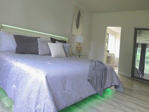 4 bedrooms, desk, WiFi, bed sheets - Spacious Luxe Home Near IAH with Private Theater – Minutes from Lake Houston! (Houston)