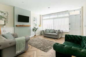 Smart TV - Stunning 4 Bedroom Townhouse in Cirencester (Cirencester)