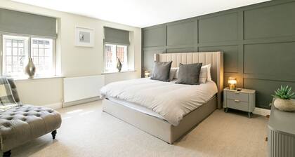 Stunning 4 Bedroom Townhouse in Cirencester