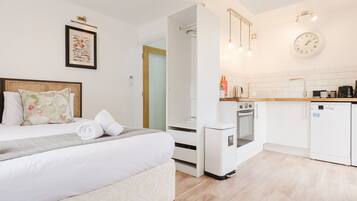 5 bedrooms, desk, iron/ironing board, free WiFi