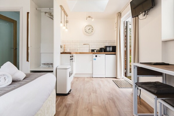 1 bedroom, desk, iron/ironing board, free WiFi