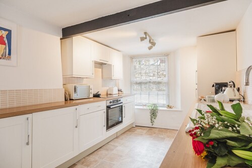 Charming Cotswolds Retreat in the Heart of Dursley