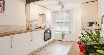 Charming Cotswolds Retreat in the Heart of Dursley