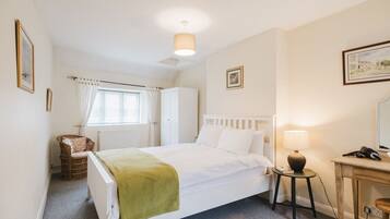 3 bedrooms, desk, iron/ironing board, free WiFi