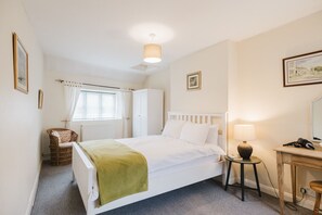 3 habitaciones, escritorio, tabla de planchar con plancha y wifi gratis 