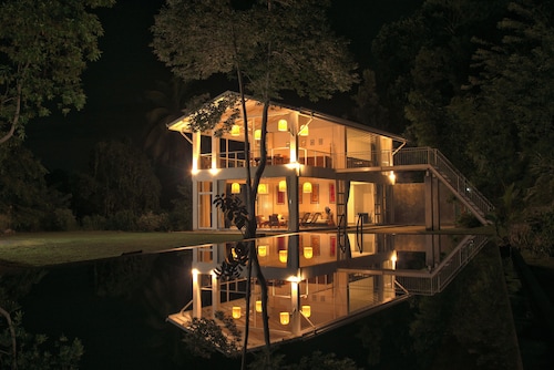 Colonial-style bungalow with private pool, mountain views  and tranquil vibes.