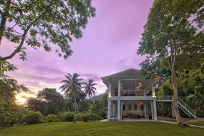 Exterior - Colonial-style bungalow with private pool, mountain views and tranquil vibes. (Kandy)