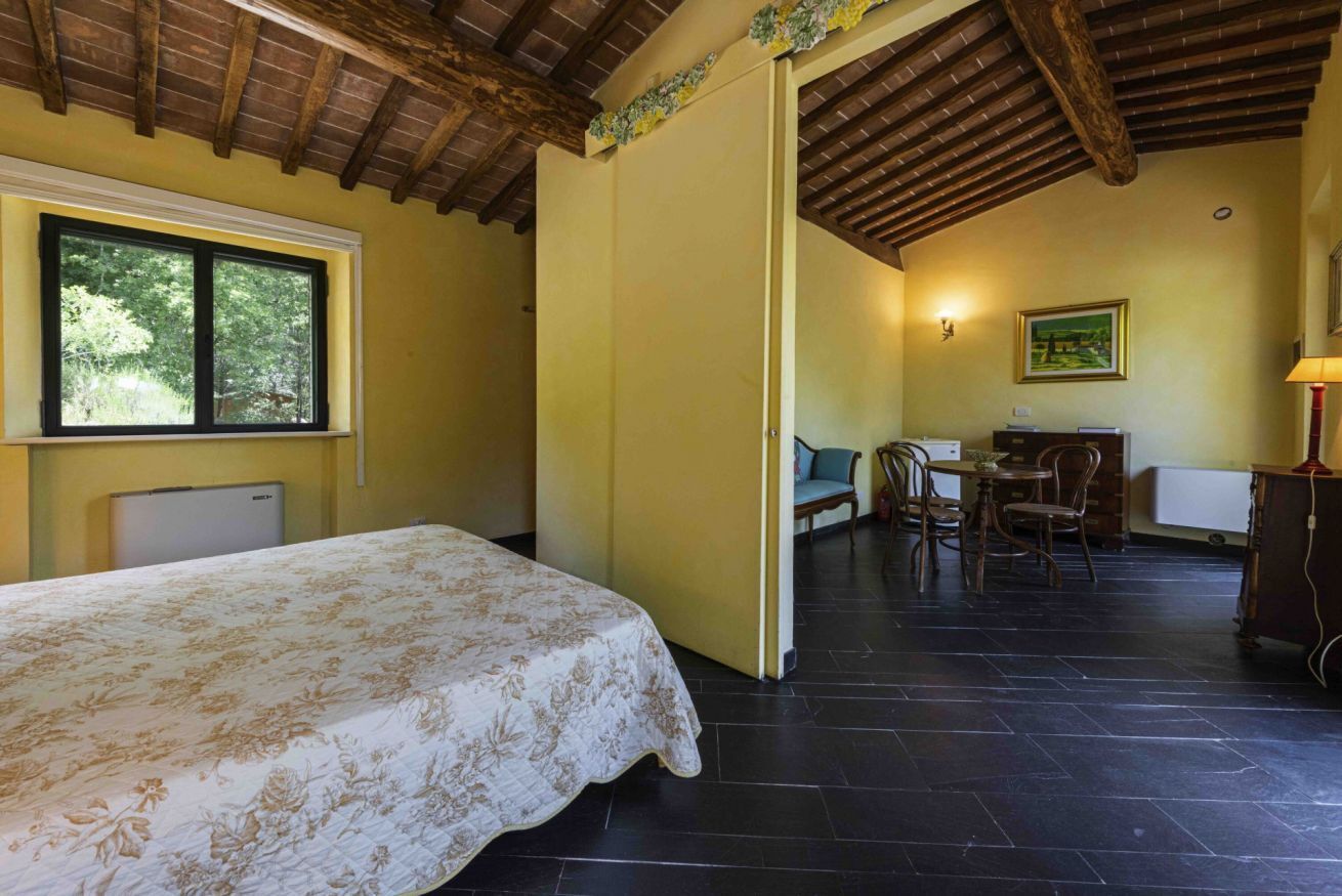 5 bedrooms, iron/ironing board, free WiFi