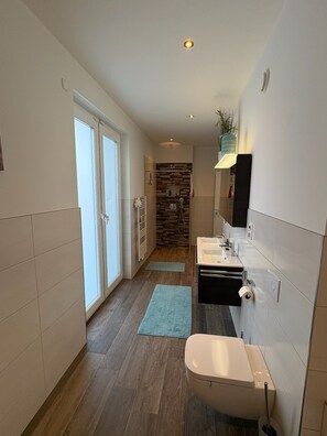 Dusj, hårføner, håndklær og såpe