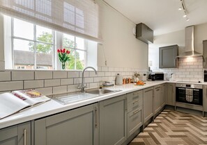 冰箱、微波炉、烤箱、厨具/餐具