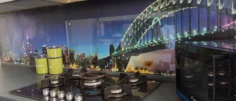 Jääkaappi, mikroaaltouuni, uuni, liesi