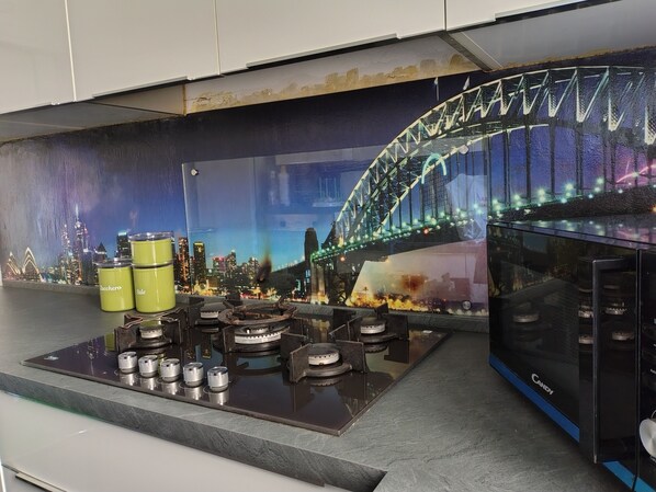 Frigorífico, microondas, horno y placa de cocina