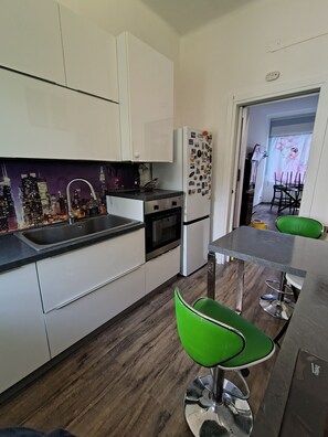 Frigorífico, microondas, horno y placa de cocina