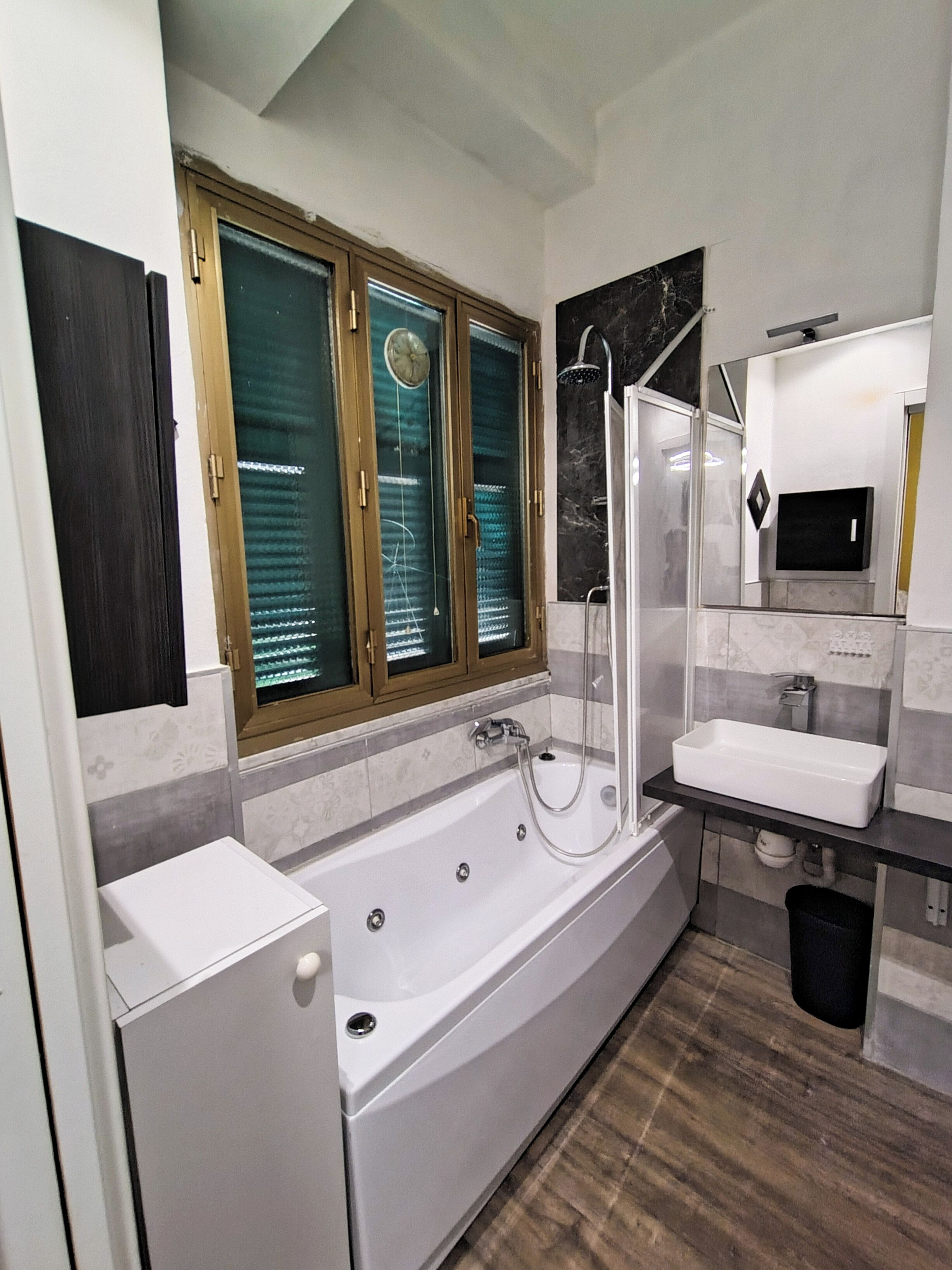 Douche, baignoire à jets, sèche-cheveux, bidet