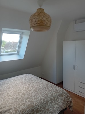 2 chambres, fer et planche à repasser, Wi-Fi, draps fournis