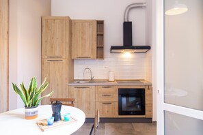 Fridge, oven, stovetop, cookware/dishes/utensils