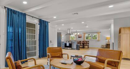 NEW! Game Day+ Group Trip + Cowboy Pool + 2 Kings + Sleeps 12
