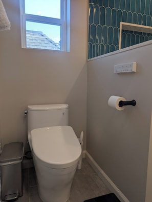 Douche, sèche-cheveux, bidet, serviettes fournies