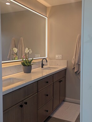 Dusche, Haartrockner, Bidet, Handtücher