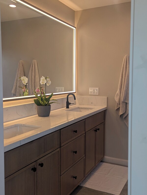 Dutxa, assecador de cabells, bidet i tovalloles 