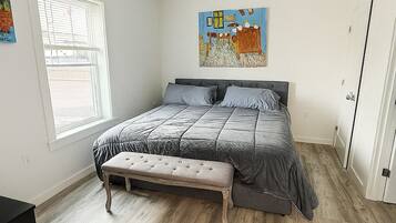 3 slaapkamers, een strijkplank/strijkijzer, gratis wifi, beddengoed