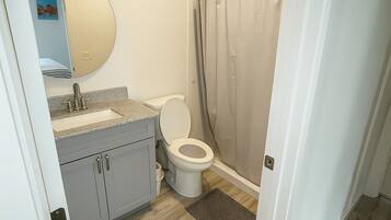 Een douche, een haardroger, handdoeken, zeep