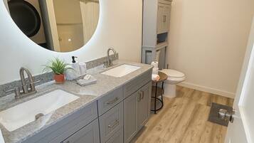 Een douche, een haardroger, handdoeken, zeep