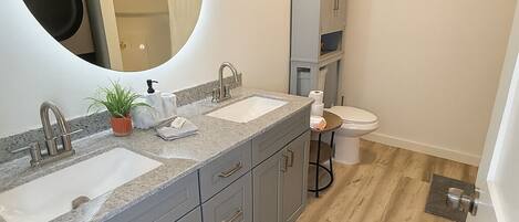 Douche, séchoir à cheveux, serviettes fournies, savon