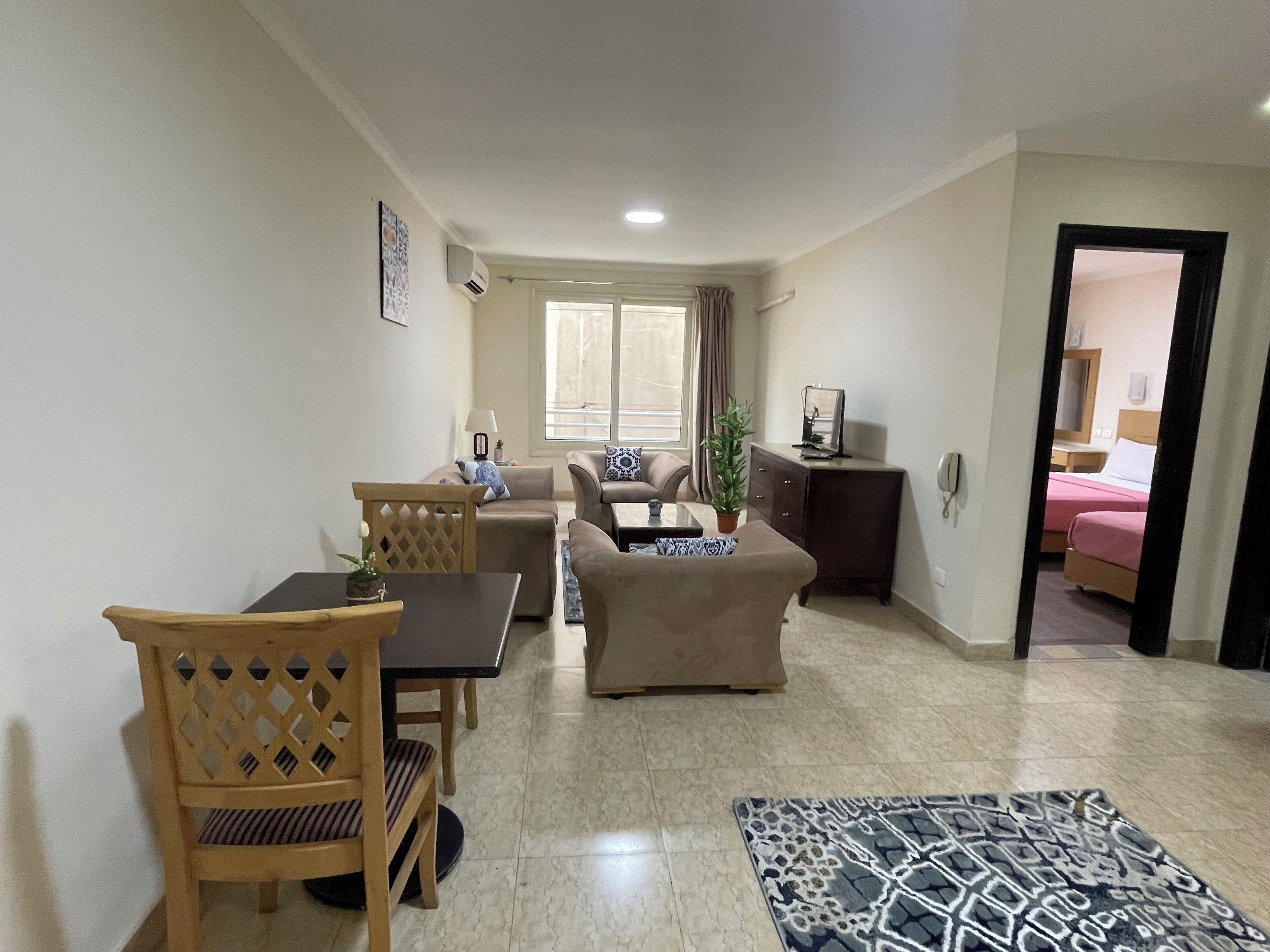 Deluxe Apartment, City View | Living area