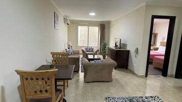 Deluxe Apartment, City View | Living area