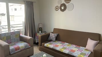Standard Single Room, City View | Living area