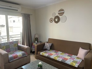 Standard Single Room, City View | Living area