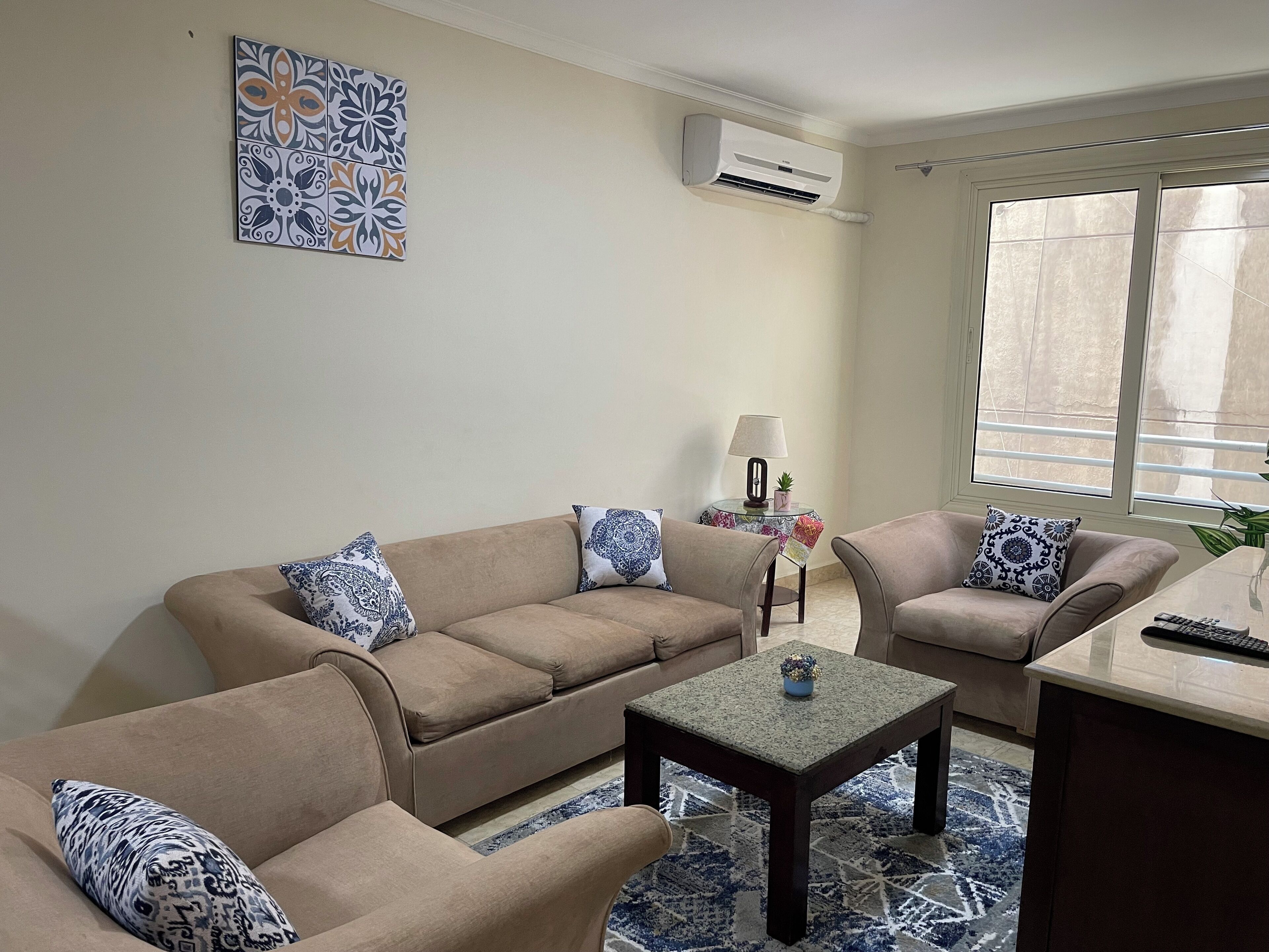 Deluxe Apartment, City View | Living area