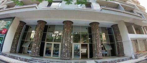 Vista frontal de la propiedad