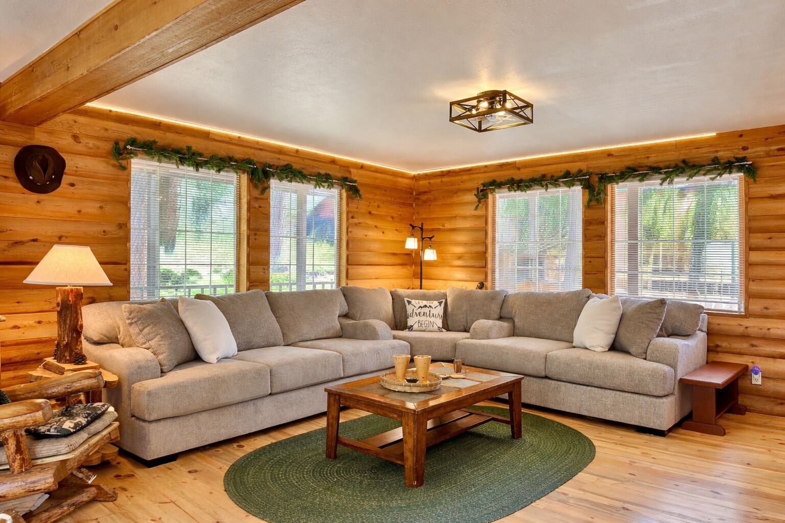 L’intérieur d’un chalet confortable, avec deux canapés, une table basse en bois et une lampe.