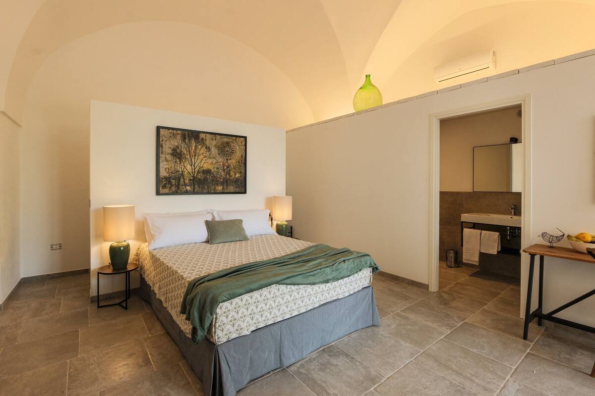 Deluxe Double Room, 1 Queen Bed, Non Smoking, Garden View | Free WiFi
