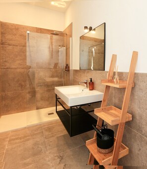 Quarto casal luxo, 1 cama Queen, para não fumantes, vista para o jardim | Banheiro | Chuveiro, secador de cabelo, toalhas de banho, sabonete