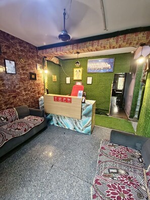 32-inch LCD TV with cable channels - Green Orbit Hotel (New Delhi)