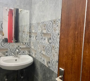 Camera Deluxe | Bagno | Doccia, set di cortesia gratuito, asciugamani, sapone