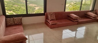 3-bedroom building in delightful عجلون with AC
