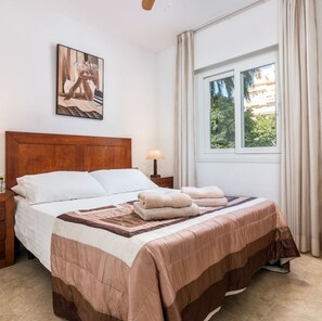 2 makuuhuonetta, tallelokero huoneessa, silitysrauta/-lauta