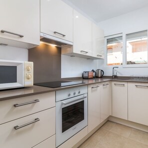 Micro-ondes, four, plaque de cuisson, lave-vaisselle