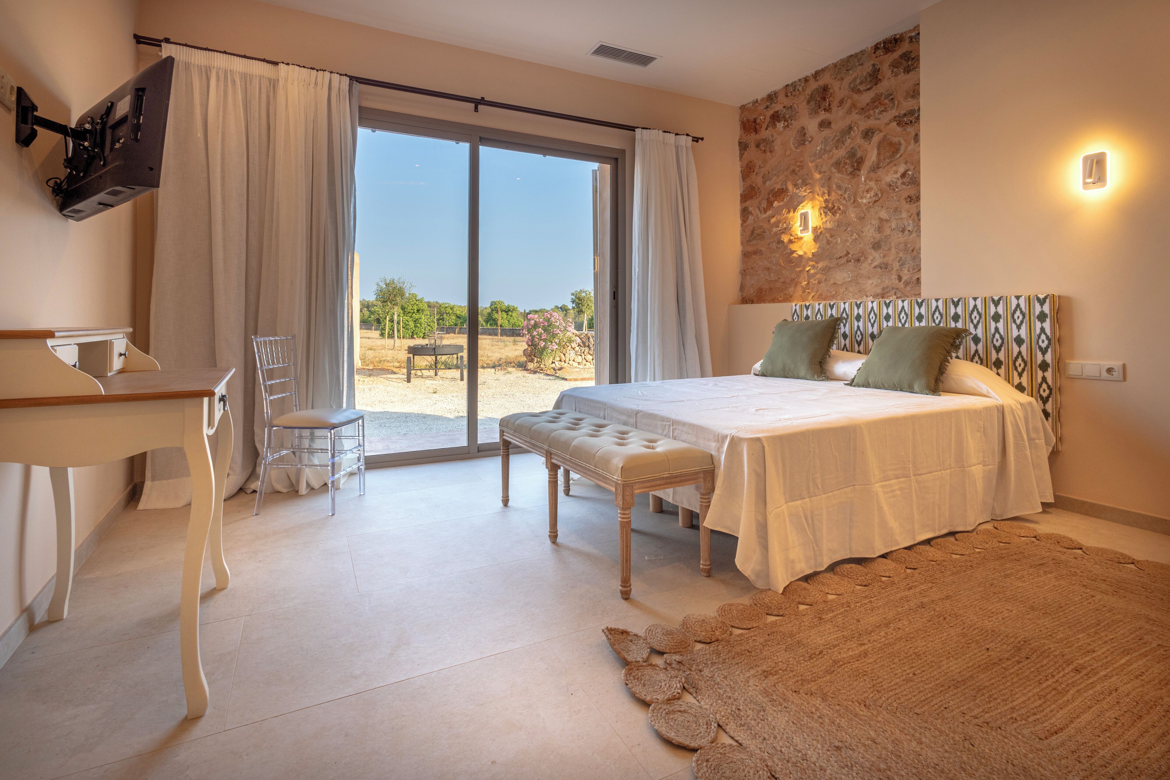 9 bedrooms, iron/ironing board, WiFi, bed sheets